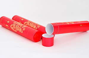 春聯(lián)圓筒紙罐，頗有一番風(fēng)味